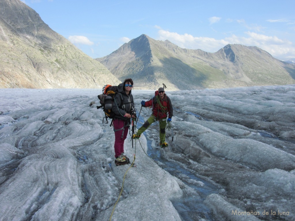 Olga y Joaquín en el Glaciar Aletsch, justo detrás el Eggishorn, y bajo este el escondido valle de Märjela